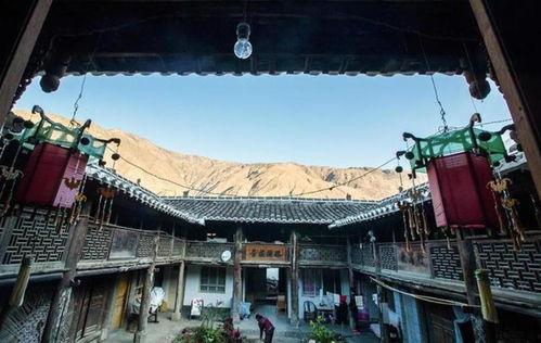 田家大院吃瓜,瓜香四溢,品味农家风情